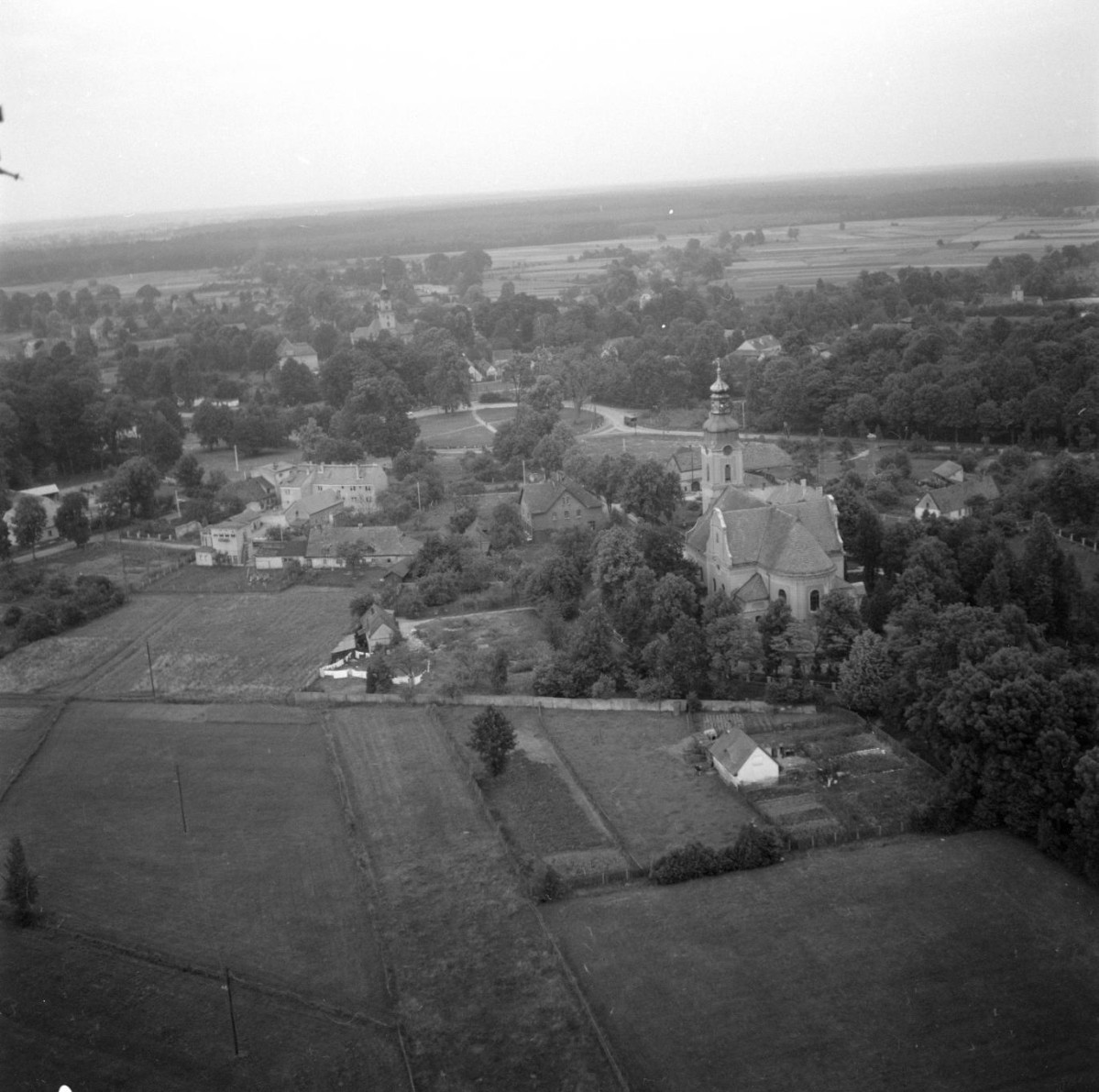 Kościół ewangelicki. Widok ogólny kościoła od strony absydy, skan 1