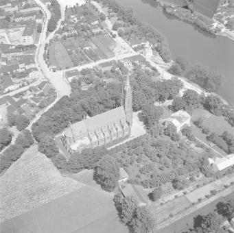 Widok ogólny kościoła od strony południowo - zachodniej, skan 1