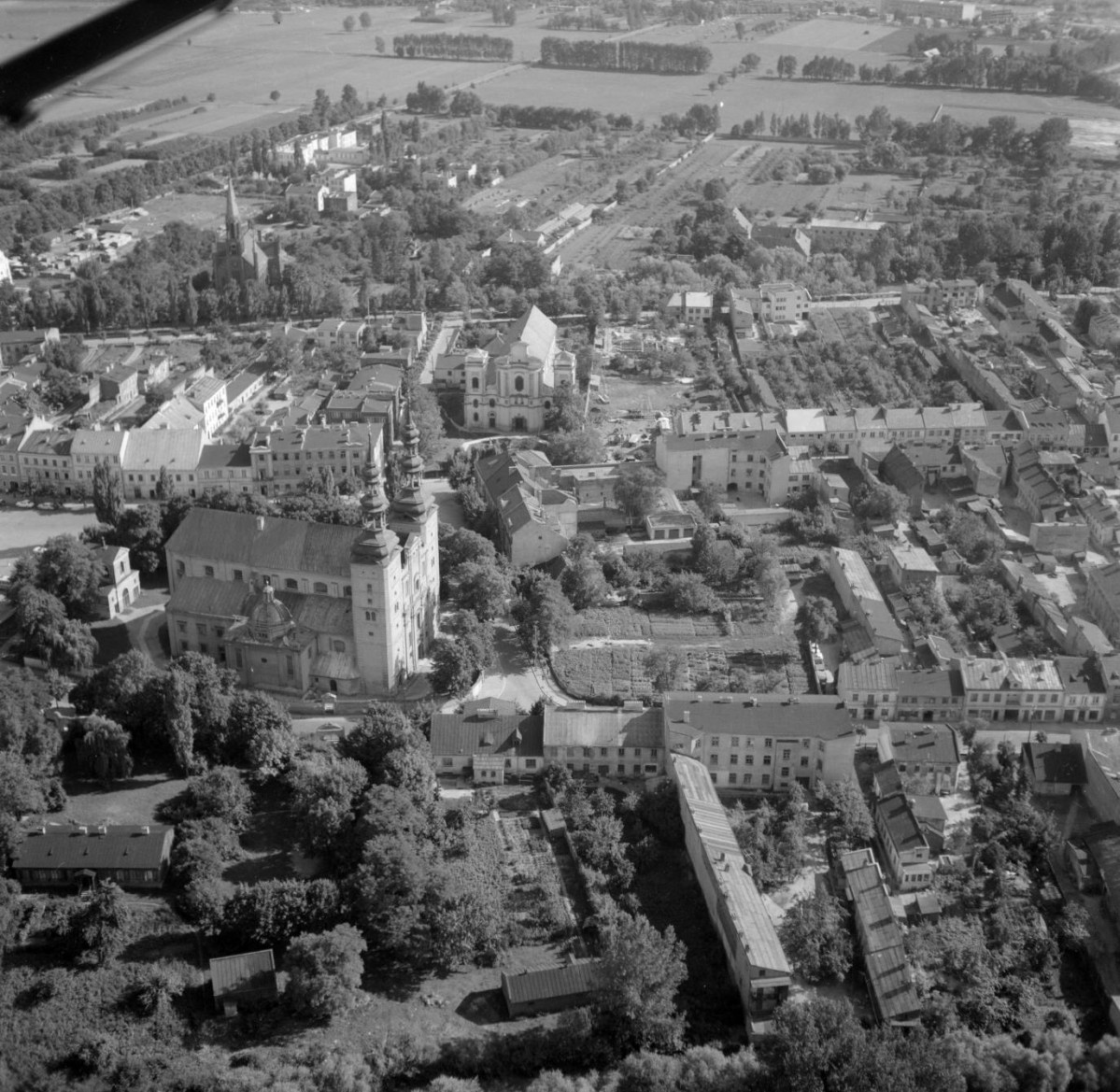 Fragment zabudowy miasta przy  kościele kolegiackim, skan 1