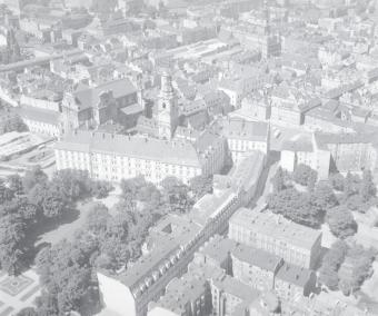 Stare Miasto. Widok ogólny zabudowy centrum Starego Miasta z kolegium jezuickim  na 1 - m planie  od strony południowej - wschodniej, skan 1