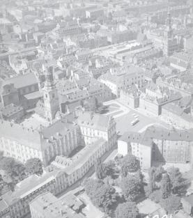 Stare Miasto. Widok ogólny zabudowy centrum Starego Miasta z kolegium jezuickim  na 1 - m planie  od strony południowej - wschodniej, skan 1