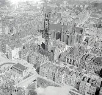 Stare Miasto. Zabudowa Głównego Miasta przy ratuszu i kościele N.M.P. od strony południowej - zachodniej, skan 1