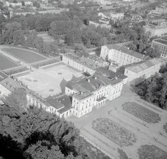 Widok ogólny pałacu Branickich od strony południowej, skan 1