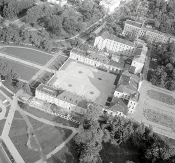 Widok ogólny pałacu Branickich od strony zachodniej, skan 1