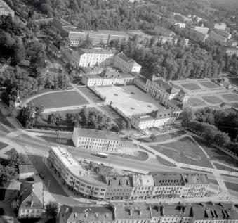 Widok ogólny pałacu Branickich od strony zachodniej, skan 1