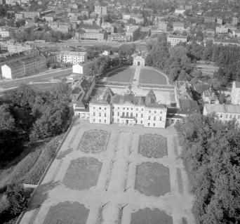 Widok ogólny pałacu Branickich od strony południowej, skan 1