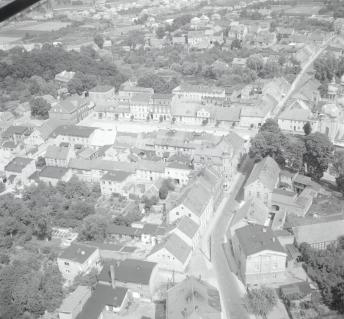 zespół urbanistyczny. Widok ogólny rynku i zabudowy przyrynkowej od strony zachodniej, skan 1