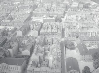zespół urbanistyczny. Widok ogólny rynku i zabudowy przyrynkowej od strony południowej - wschodniej, skan 1