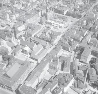 zespół urbanistyczny. Widok ogólny Starego Rynku i zabudowy przyrynkowej od strony południowej - zachodniej, skan 1