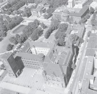 zabudowa miasta. Fragment zachodniej części śródmieścia z  widokiem ogólnym Nowego Ratusza, Teatru Wielkiego i Collegium Medicum od południowej - wschodniej  , skan 1