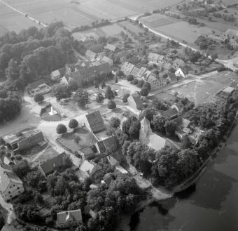 zespól urbanistyczny. Widok ogólny rynku z kościołem parafialnym od strony południowej - wschodniej, skan 1