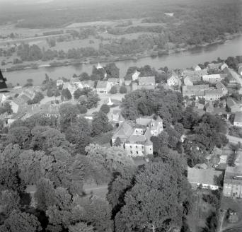 zabudowa centrum miasta. Widok ogólny rynku i zamku od strony zachodniej, skan 1