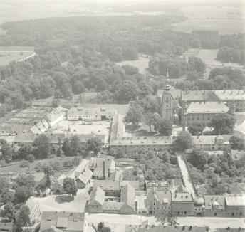 opactwo Cystersówieku Widok ogólny zespołu od strony zachodniej, skan 1