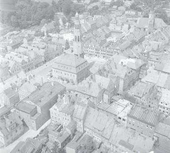 zespół urbanistyczny. Widok ogólny rynku z ratuszem oraz bloków przyrynkowych - -d strony południowej - wschodniej, skan 1