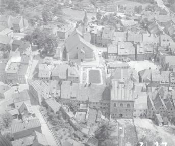 zespół urbanistyczny. Widok  ogólny   placu Kościelnego  z kościołem parafialnym od strony zachodniej , skan 1