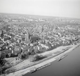 Stare Miasto. Widok ogólny zabudowy centrum od strony Wisły, skan 1