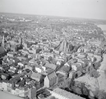 Stare Miasto. Układ i zabudowa centrum od strony Wisły, skan 1
