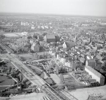 Stare Miasto. Południowo - zachodnia część Starego Miasta od strony Wisły, skan 1
