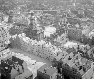 zabudowa centrum miasta . Rynek z ratuszem i zabudową przyrynkową od strony północnej  - zachodniej, skan 1
