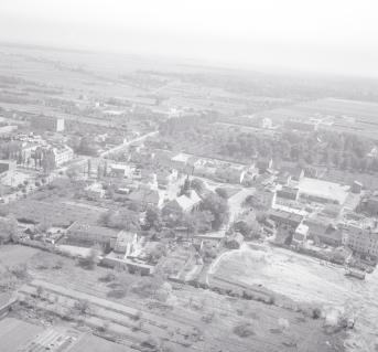 zabudowa miasta. Widok ogólny zabudowy centrum od strony północnej - zachodniej, skan 1