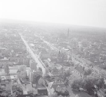 zabudowa miasta. Widok ogólny zabudowy centrum z rynkiem i kościołem parafialnym, skan 1