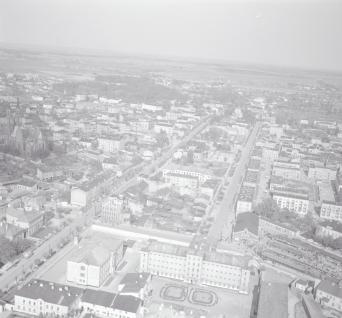 zabudowa centrum miasta. Widok ogólny zabudowy centrum od strony południowej, skan 1