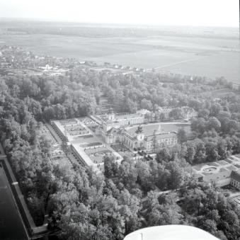 pałac Wilanowski. Widok ogólny pałacu z parkiem od strony południowej, skan 1