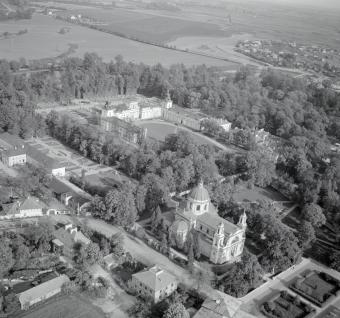 Pałac Wilanowski. Widok ogólny parku i zespołu pałacowego od strony d. karczmy, skan 1