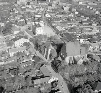 rynek. Widok ogólny zabudowy rynku z ratuszem i kościołem parafialnym, skan 1
