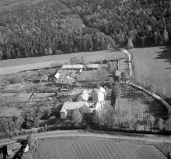 klasztor Bernardynek. Widok ogólny zespołu klasztornego od strony zachodniej, skan 1