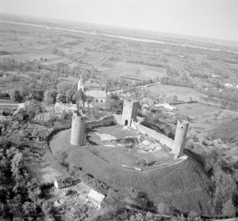 ruiny zamku książąt mazowieckich. Widok ogólny ruin zamku od strony południowej - zachodniej, skan 1