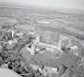 ruiny zamku książąt mazowieckich. Widok ogólny ruin zamku od strony zachodniej, skan 1