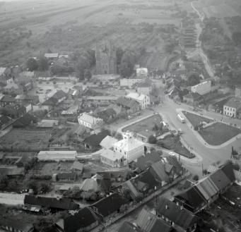 zespół urbanistyczny. Widok ogólny zabudowy centrum od strony południowej - zachodniej, skan 1