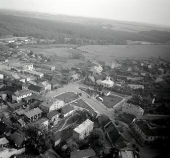 rynek. Widok ogólny zabudowy wschodniej, południowej I zachodniej pierzei rynkowej od strony wschodniej, skan 1