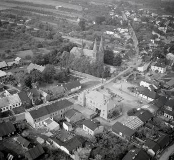 zespół urbanistyczny. Fragment zabudowy miasta przy kościele parafialnym. Widok ogólny od strony południowej, skan 1
