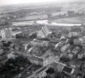 zabudowa miasta. Fragment zabudowy z kościołem parafialnym i zespołem klasztornym Bernardynów od strony północnej - wschodniej, skan 1