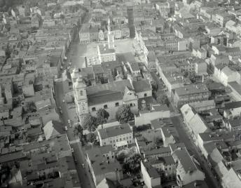 zespół urbanistyczny. Widok ogólny rynku i zabudowy centrum miasta z kościołem parafialnym od strony północnej, skan 1