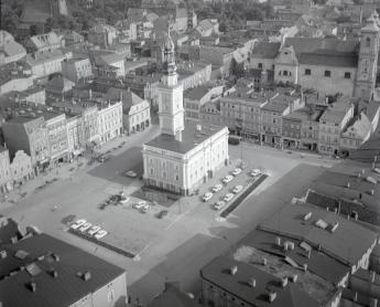 zespół urbanistyczny. Rynek z ratuszem od strony południowej - wschodniej, skan 1