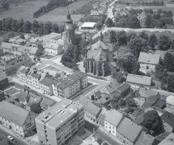 zabudowa centrum miasta. Zabudowa północnej części centrum z kościołem parafialnym od strony wschodniej, skan 1