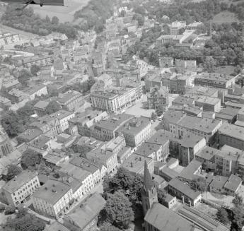 zespół urbanistyczny. Widok ogólny rynku i zabudowy centrum miasta od strony południowej - zachodniej, skan 1