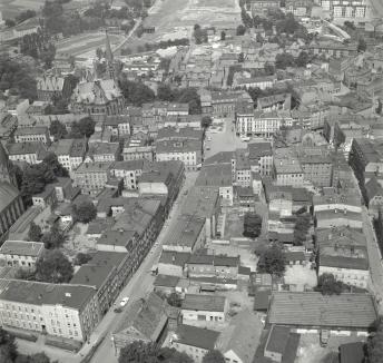 zespół urbanistyczny. Widok ogólny rynku i zabudowy przyrynkowej od strony południowej - wschodniej, skan 1