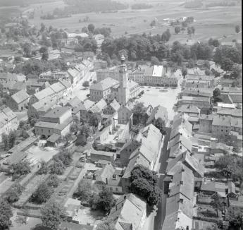 zespół urbanistyczny. Widok ogólny rynku i zabudowy przyrynkowej od strony południowej - zachodniej, skan 1