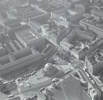 pl. Trzech Krzyży z kościołem świeku Aleksandra. Fragment pl. Trzech Krzyży z położeniem kościoła świeku Aleksandra w otoczeniu zabudowy centrum miasta od strony południowej  - zachodniej, skan 1