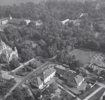 zespół pałacowo - parkowy Wilanowa. Fragment zespołu pałacowo - parkowego Wielanowa. Od strony północnej -zachodniej, skan 1