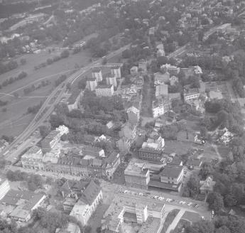 zabudowa miasta. Widok ogólny zabudowy centrum miasta od strony północnej - zachodniej, skan 1