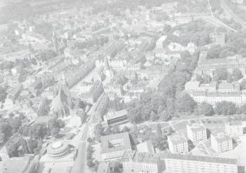 zabudowa miasta . Widok ogólny zabudowy miasta z położeniem rynku od strony wschodniej, skan 1