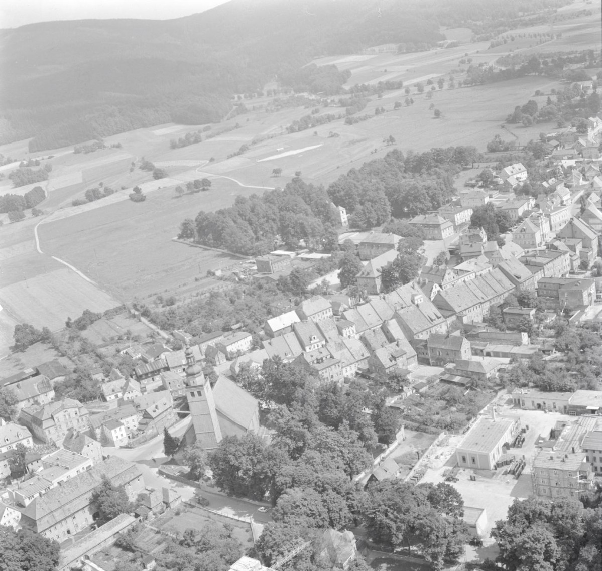 zabudowa centrum miasta z kościołem parafialnym /pocz. XVI wieku/  Fragment zabudowy centrum miasta w otoczeniu przestrzennym od strony południowej - zachodniej, skan 1