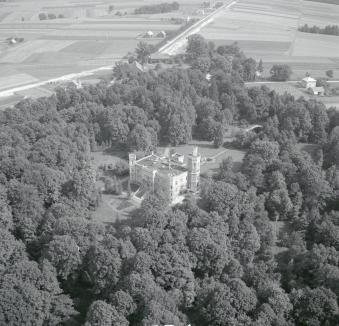 widok ogólny pałacu (XIX wieku) w otoczeniu parkowym w układzie przestrzennym od strony północnej - zachodniej , skan 1