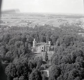 widok ogólny pałacu w otoczeniu parkowym w układzie przestrzennym  od strony południowej, skan 1