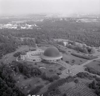 planetarium. Widok ogólny planetarium w otoczeniu przestrzennym od strony zachodniej, skan 1